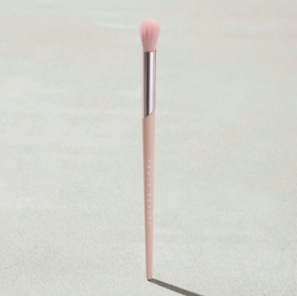 NIB Fenty Tapered Blending Brush